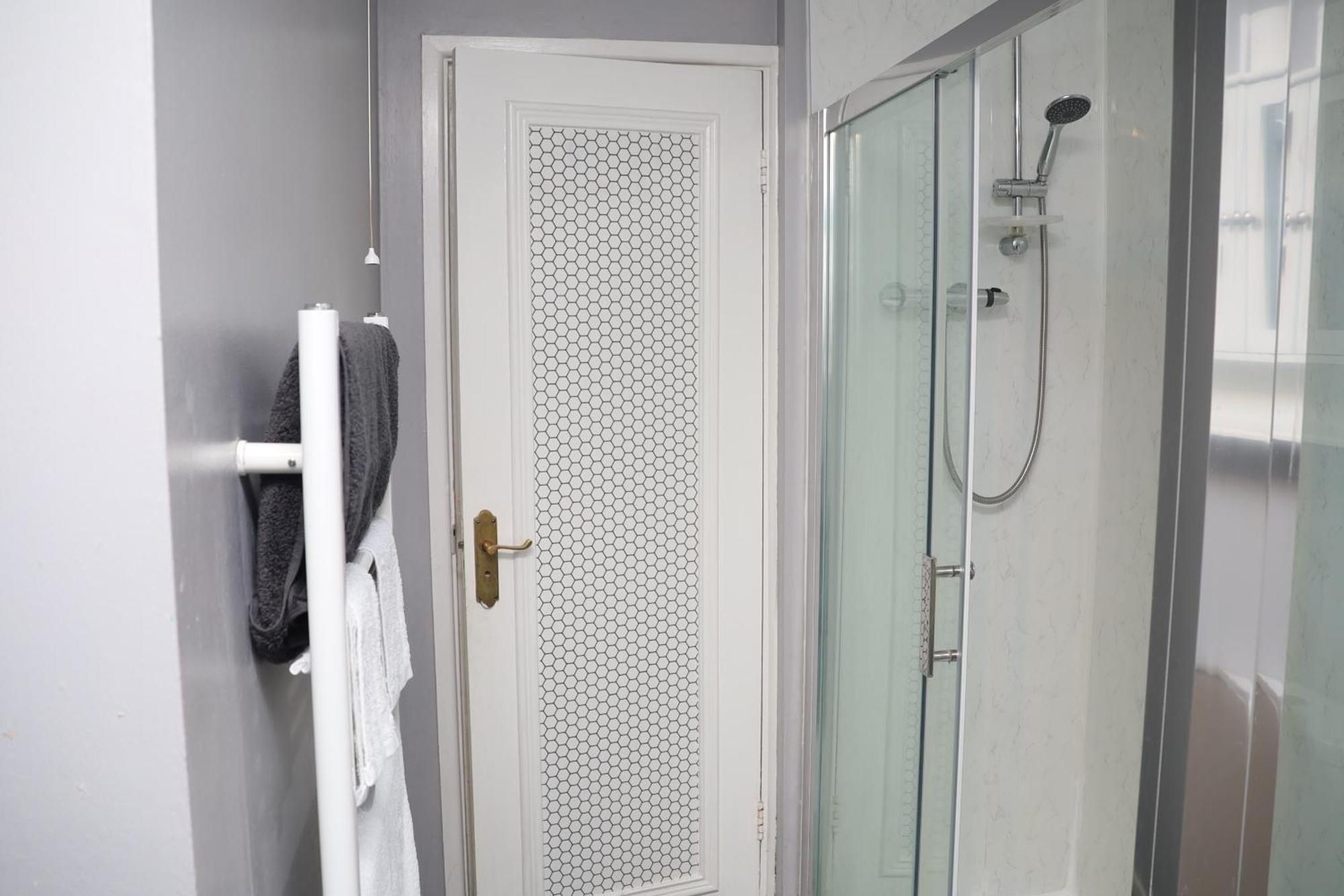 Superb 3 Bedroom Flat In Stafford Exterior photo